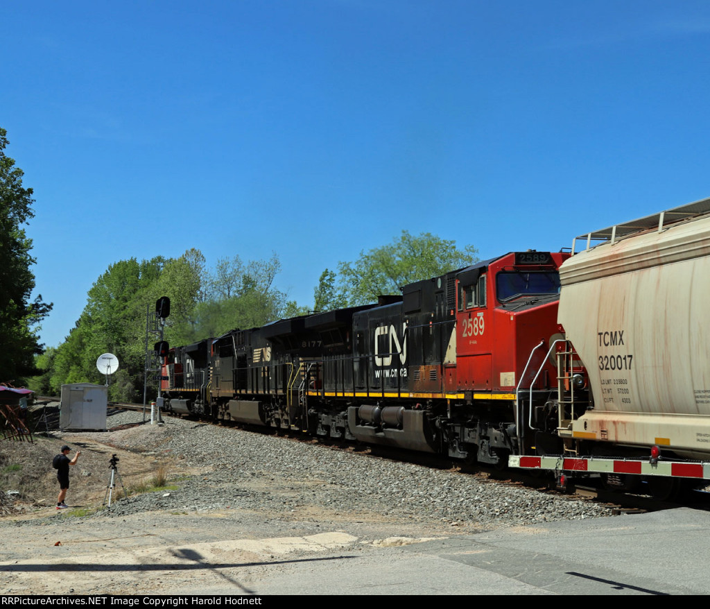 CN 2589 is the last unit on NS train 63U